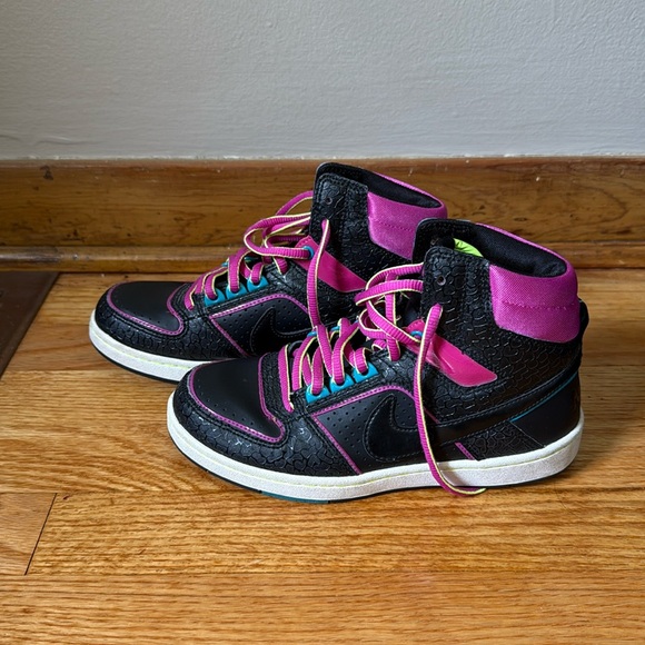 Nike Shoes - NIKE - Women’s Vintage Nike Air Sneaker - Size 5.5